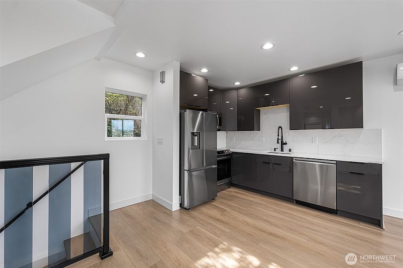 5th image of 4047 25th Avenue W