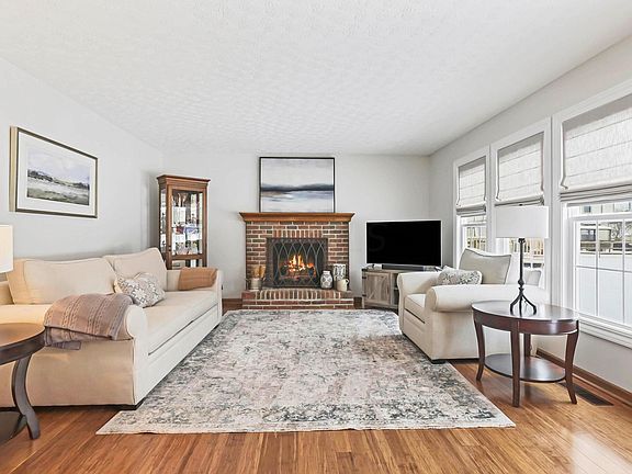 2nd image of 978 Paisley Pl