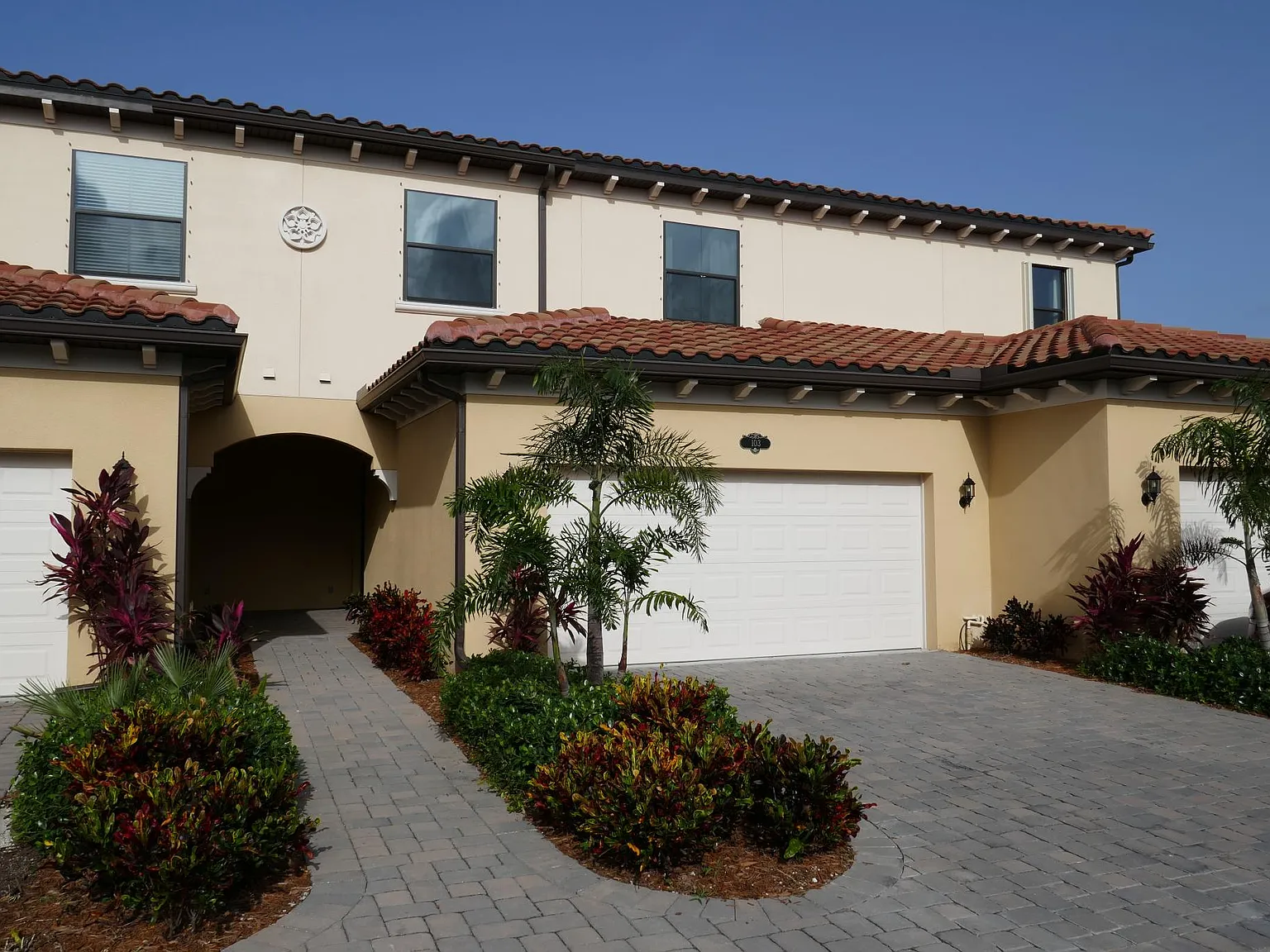740 Lanai Cir — Photo 2