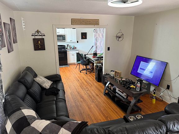 2nd image of 3064 Calumet St