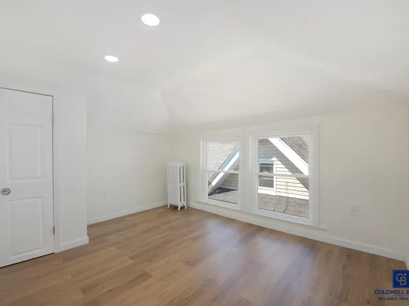 490 Van Duzer Street image 2 of 22