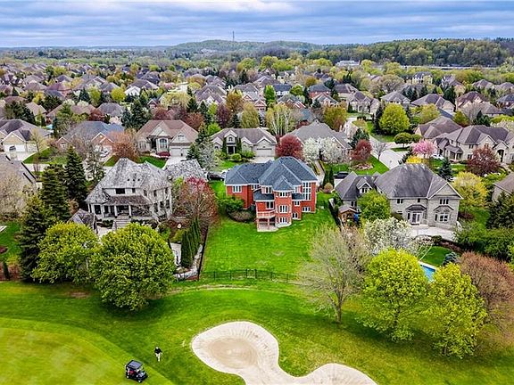 2nd image of 38 Deer Ridge Cres