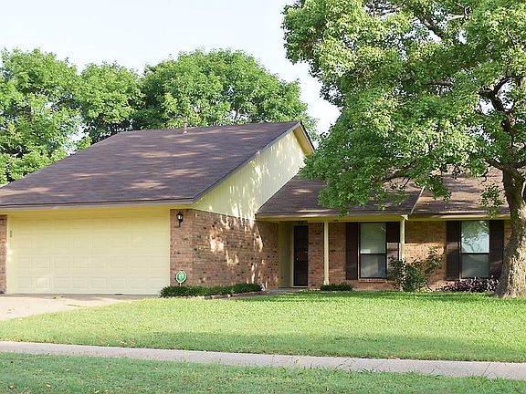 3rd image of 1104 Savannah Dr