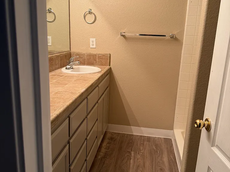 515 Lexington Ave — Photo 9