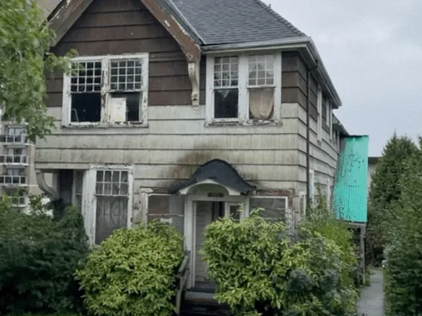 422 8th St, New Westminster, BC V3M 3R7