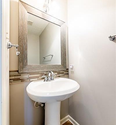 3rd image of 105 Viareggio Way