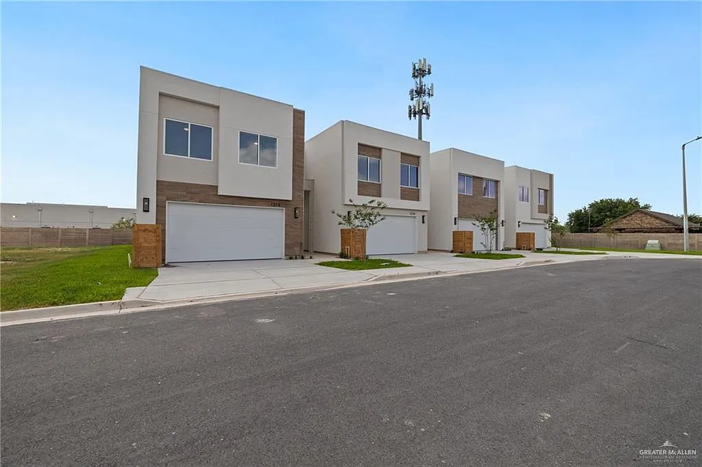 3 bed, 2.5 bath, 2208 sqft, $2,200 — Photo 3