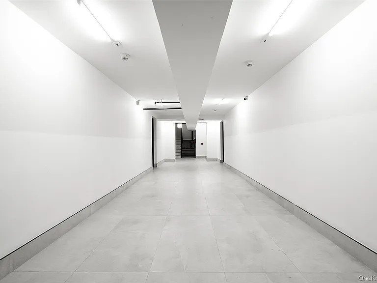 315 West Broadway — Photo 31