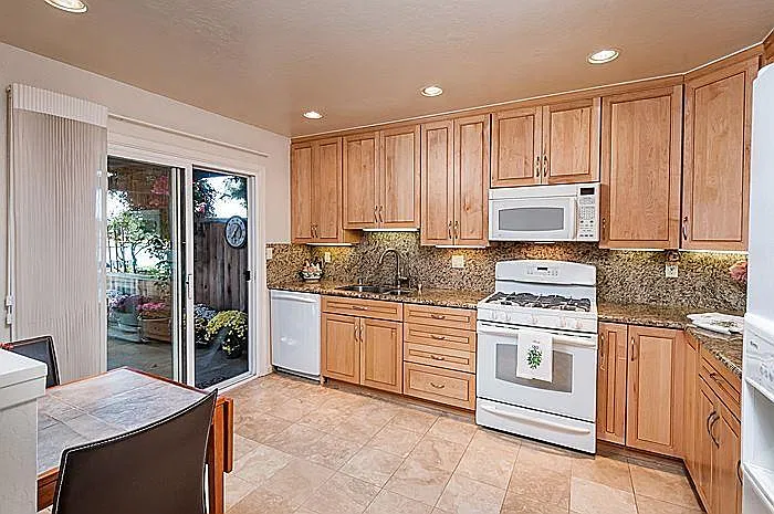3 bed, 1350 sqft, $5,100 — Photo 3