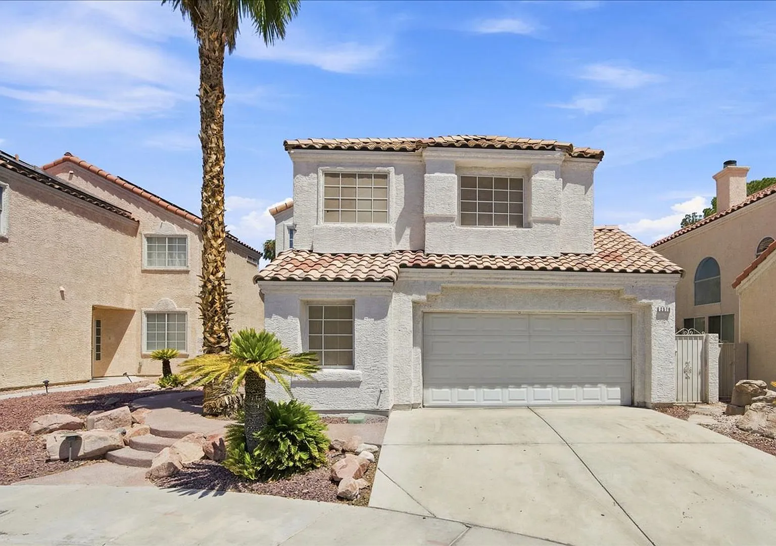 Bright & Spacious 4Bd Home with Vaulted Ceilings & Outdoor Kitchen — Photo 1