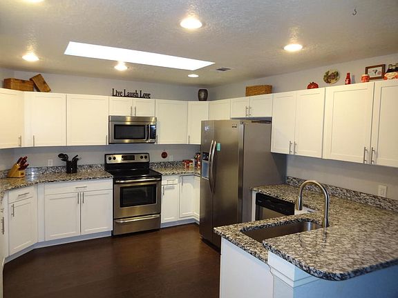 3rd image of 261 Honeysuckle Way