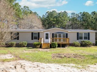 135 Edgewater Ln, Richlands, NC 28574