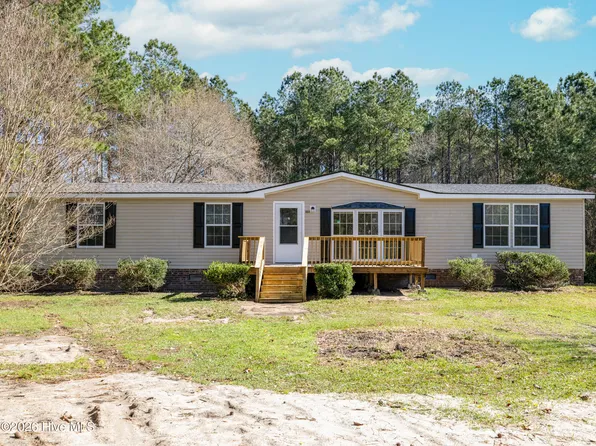 135 Edgewater Lane, Richlands, NC 28574