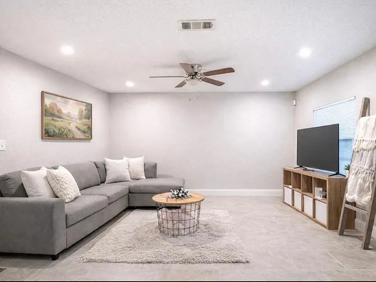 4664 Pleasant Valley Ct — Photo 4