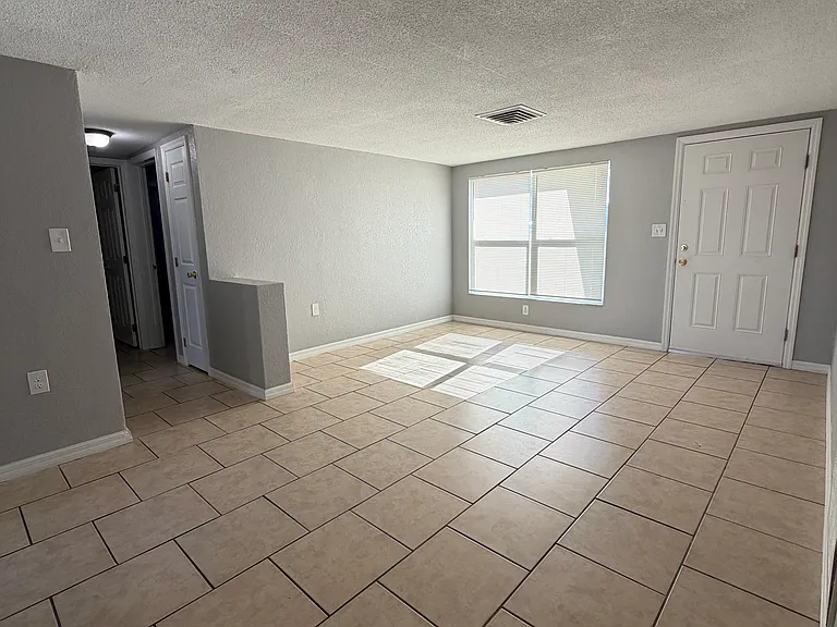 9831 Rainbow Ln — Photo 4