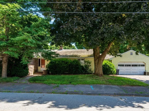 35 Fairview Ave, Lynnfield, MA 01940