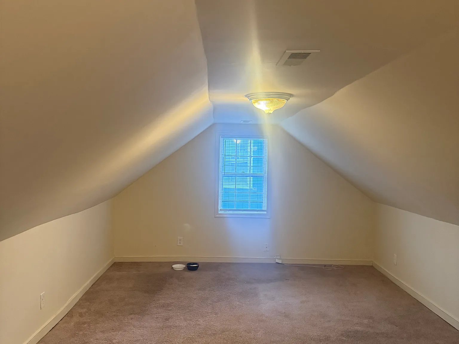 3 bed, 900 sqft, $1,700 — Photo 2