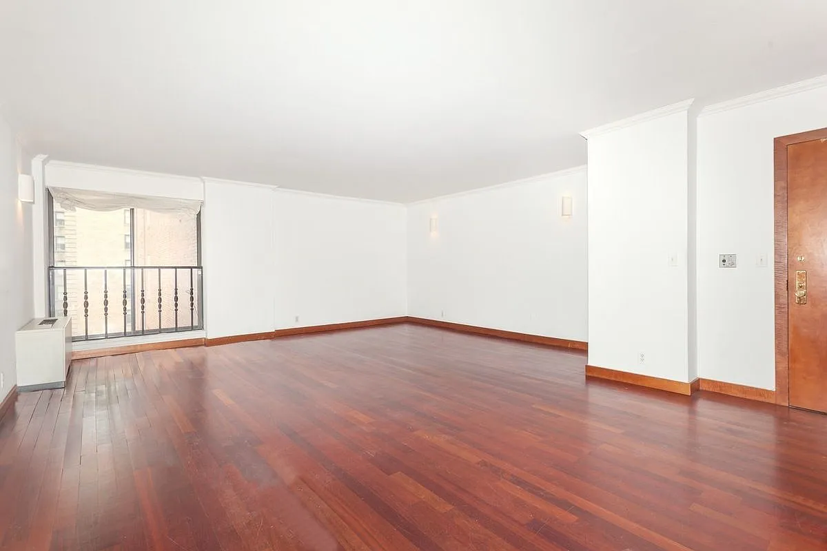 32 E 76th St APT 703 photo 1