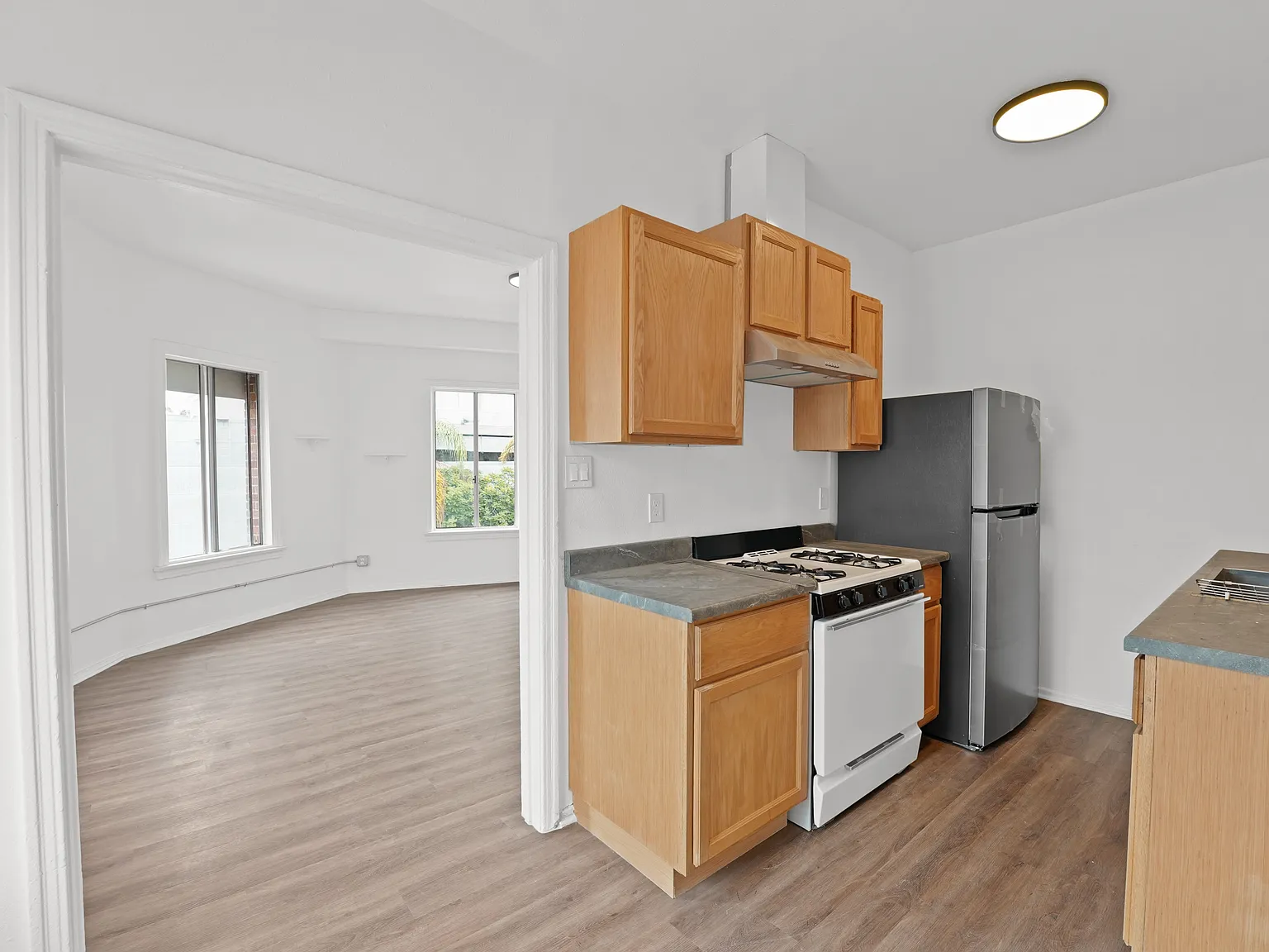 1905 S Harcourt Ave — Photo 4