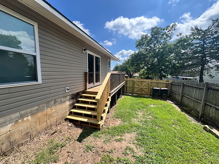 823 N Lola Ln — Photo 16