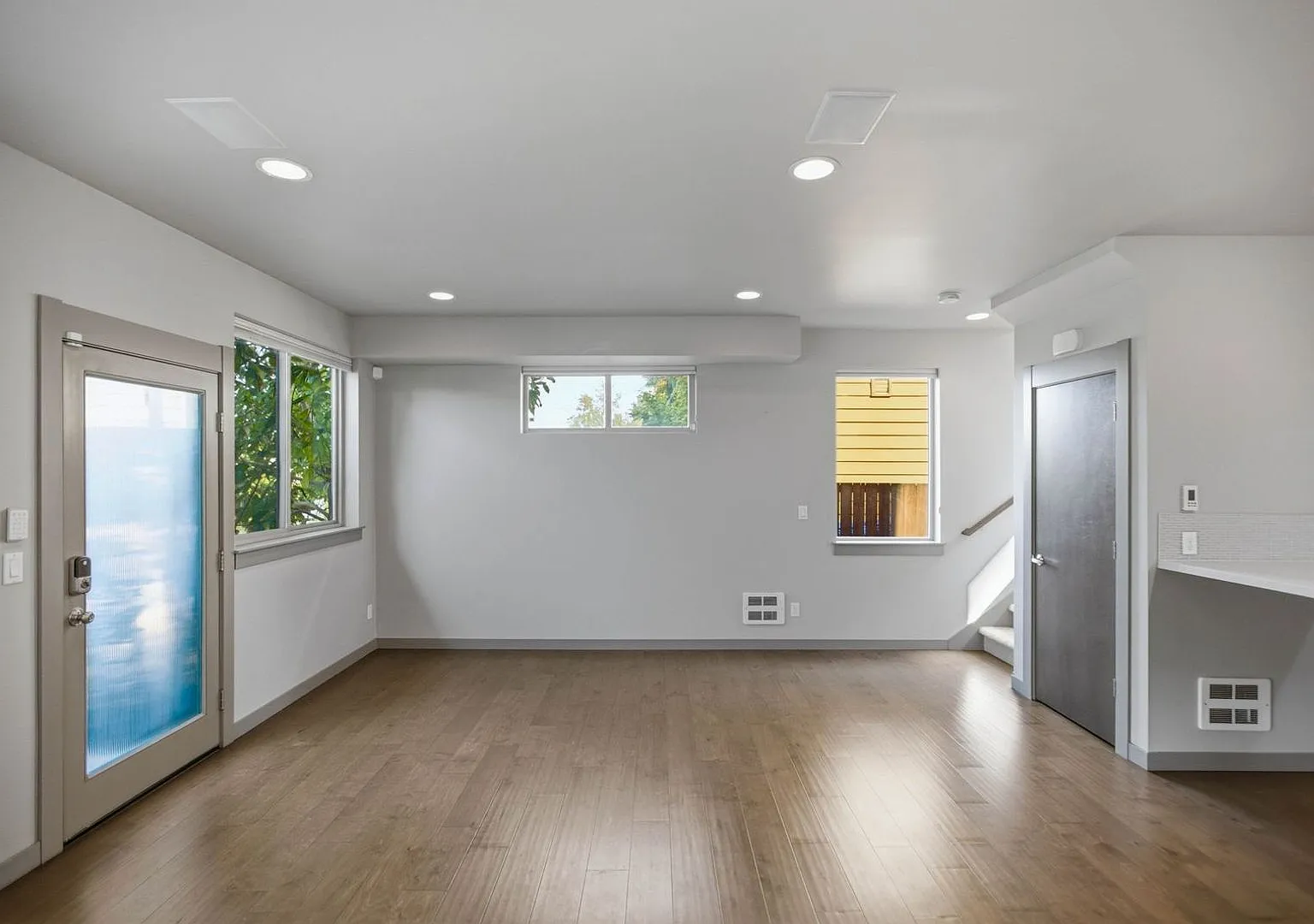 Well-located 2 bed 2 bath townhome in North Delridge with parking — Photo 3