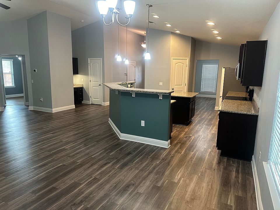 1st image of 2413 Spur Ln