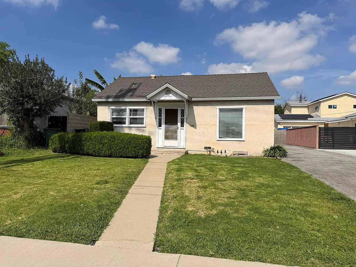 Sidewalk and walkway to the house - 713 W Hellman Ave