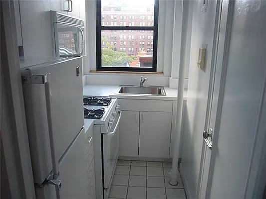 Rented by Siderow Residential Group | media 19