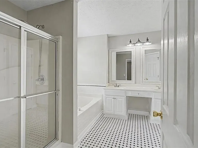 665 Peachtree Trails Dr — Photo 14