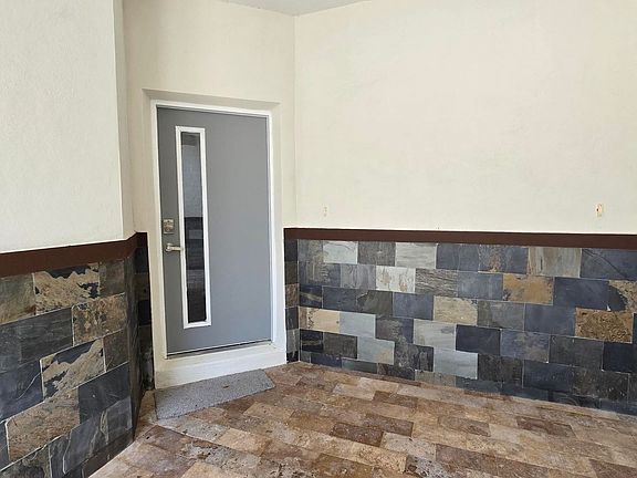3rd image of 1883 Brentwood Ct