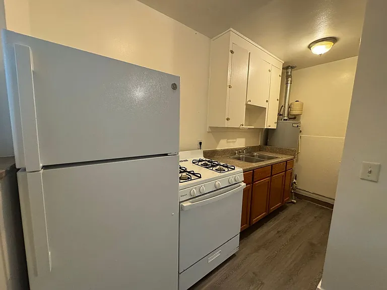 205 Holmes Dr #C — Photo 4