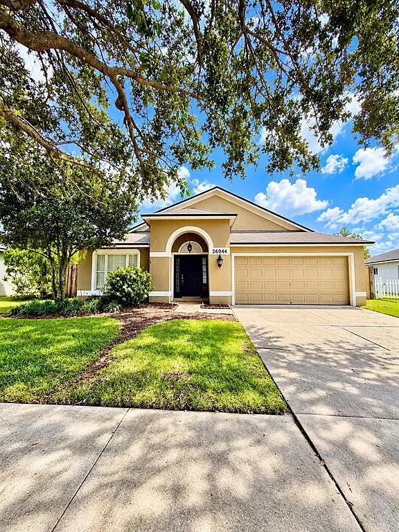 4 bed, 2.0 bath, 1956 sqft, $2,650 — Photo 1