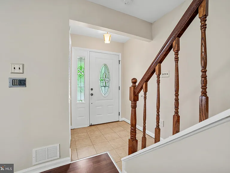 109 Stratton Ln — Photo 3