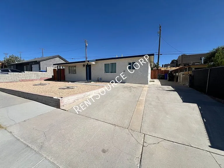 222 E Virginia Way — Photo 2