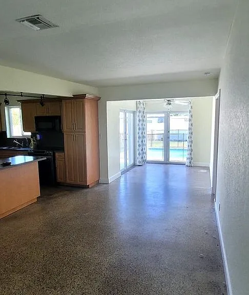 4330 SW 10th St #4330 — Photo 2