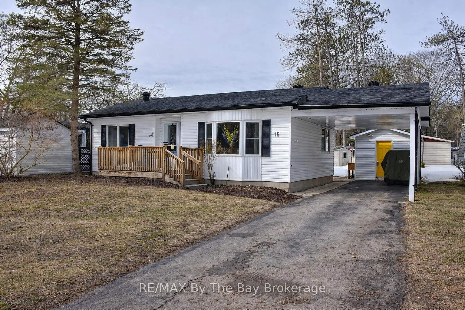 15 Carruthers St S photo 1