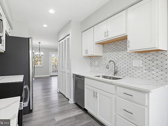 3rd image of 46 Kimball Ridge Ct