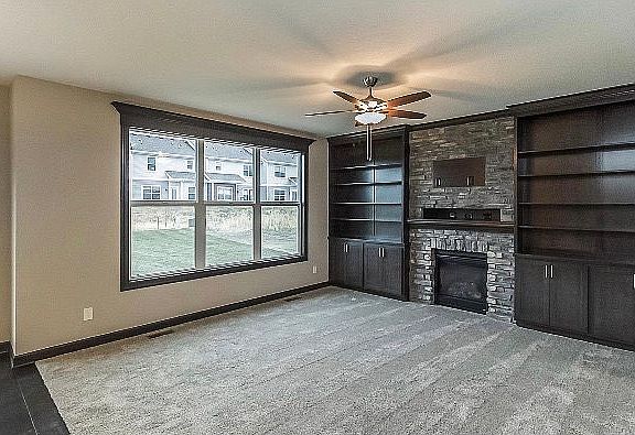 Great rm with built in shelf