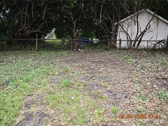 3rd image of 3835 Oakridge Blvd