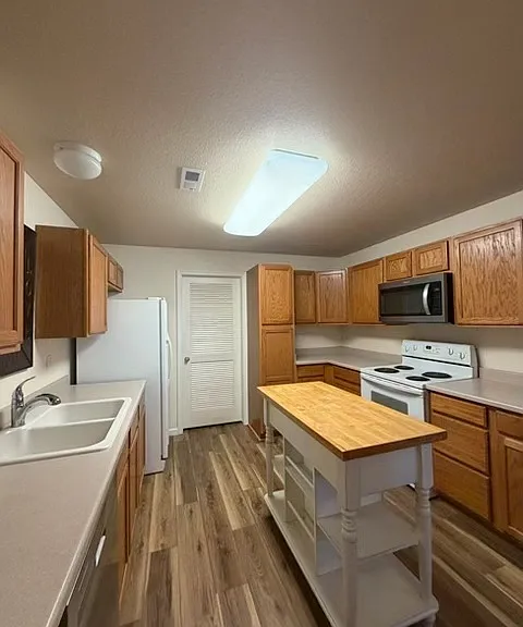 3060 Mandalay Grv #1 — Photo 1
