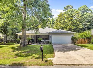 2924 Hickory Ln, Ocean Springs, MS 39564