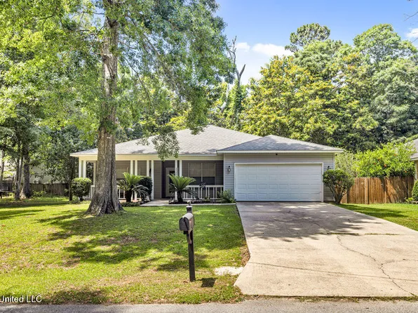 2924 Hickory Ln, Ocean Springs, MS 39564