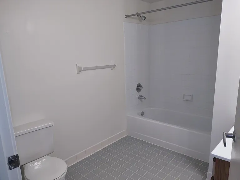 Marlboro Classic Apt & Redwood Square — Photo 52