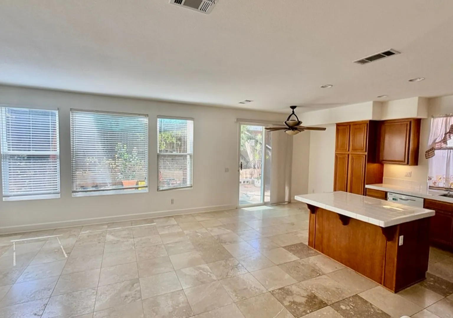 Large home in Ivey Ranch!! — Photo 4