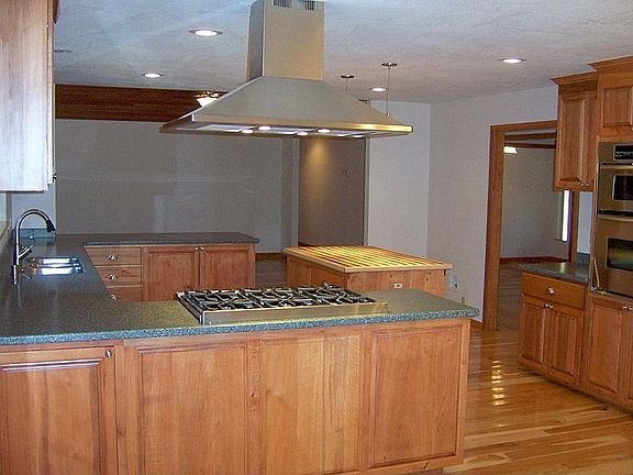 Dining room flows into kitchen