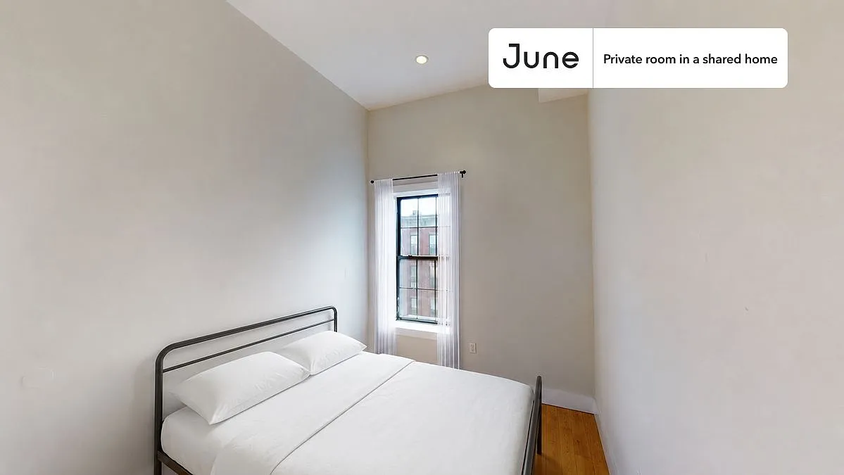 Full bedroom in 5 bed/2 bath home in Bedford-Stuyvesant #1290 D — Photo 1