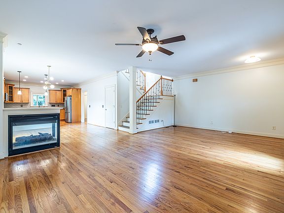 5th image of 1040 Boulevard Dr NE