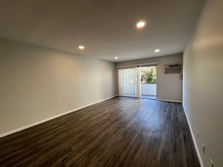 1635 North Martel Avenue — Photo 14