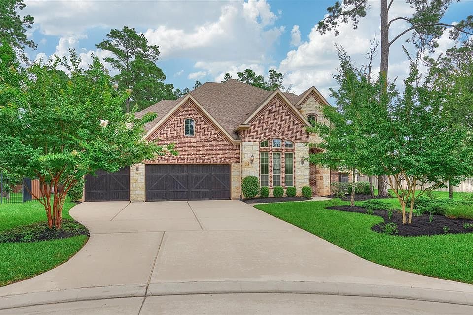 Welcome home to 7 Valera Ridge in The Woodlands, Creekside. Situated on a fantastic oversized Cul de Sac lot in the highly sought after neighborhood of Spincaster!