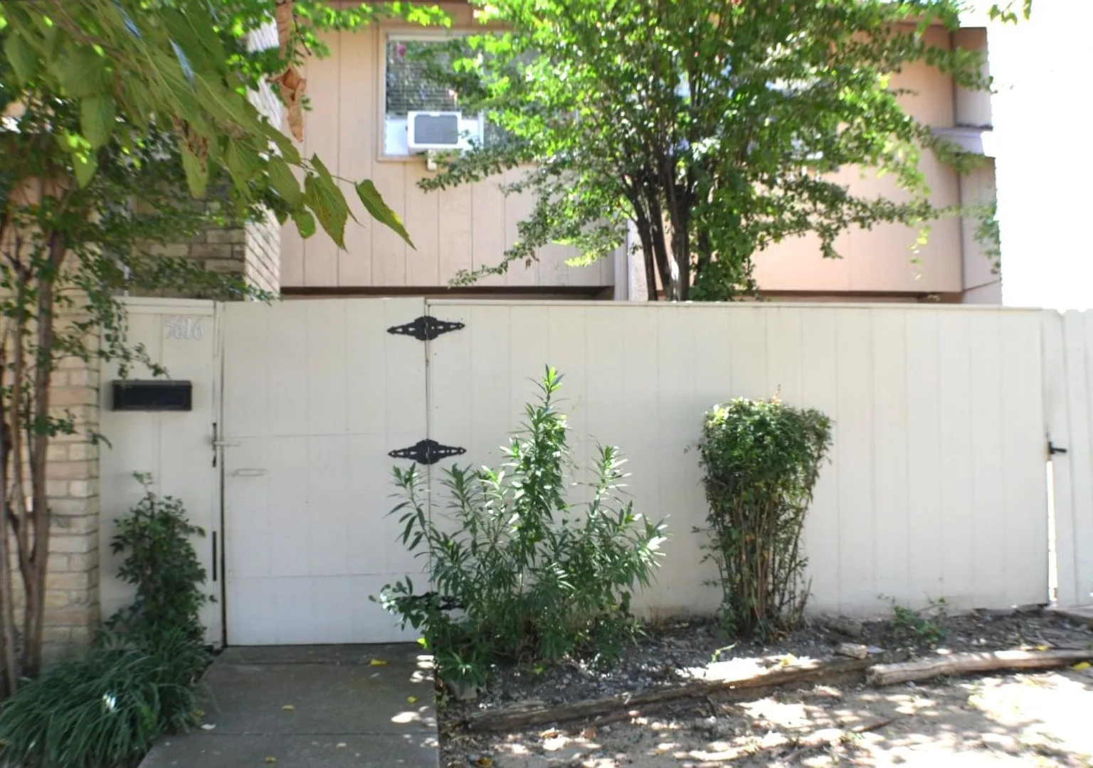 Townhouse for Lease in Dallas — Photo 1
